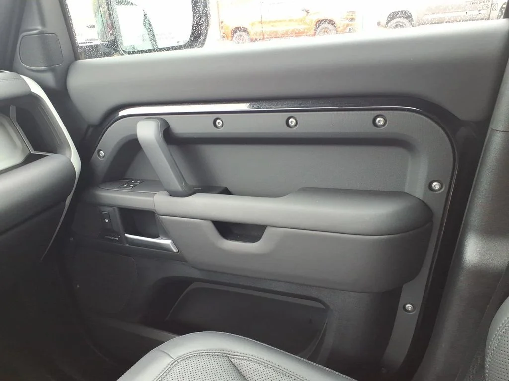 Used 2025  Land Rover S image 30