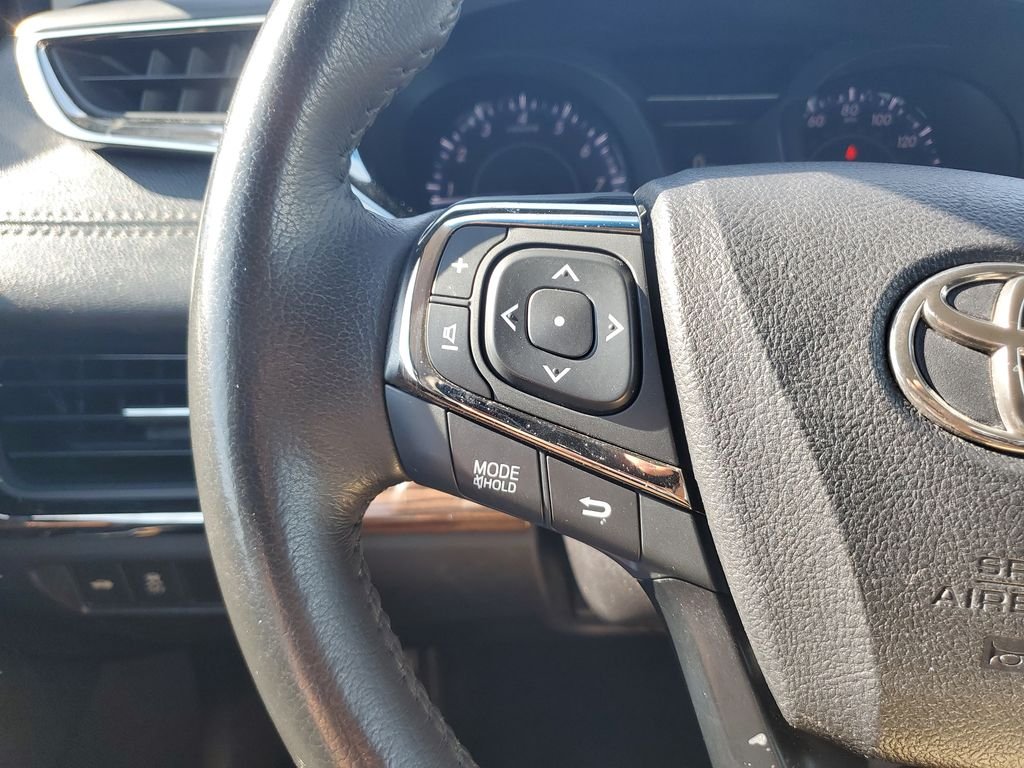Used 2014 Silver Toyota XLE image 19