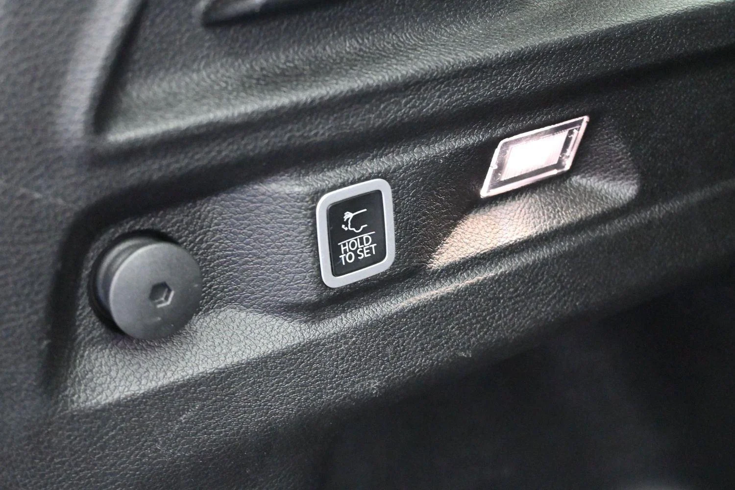 Used 2023 Rocky Mountain Pearlcoat Jeep Limited image 10