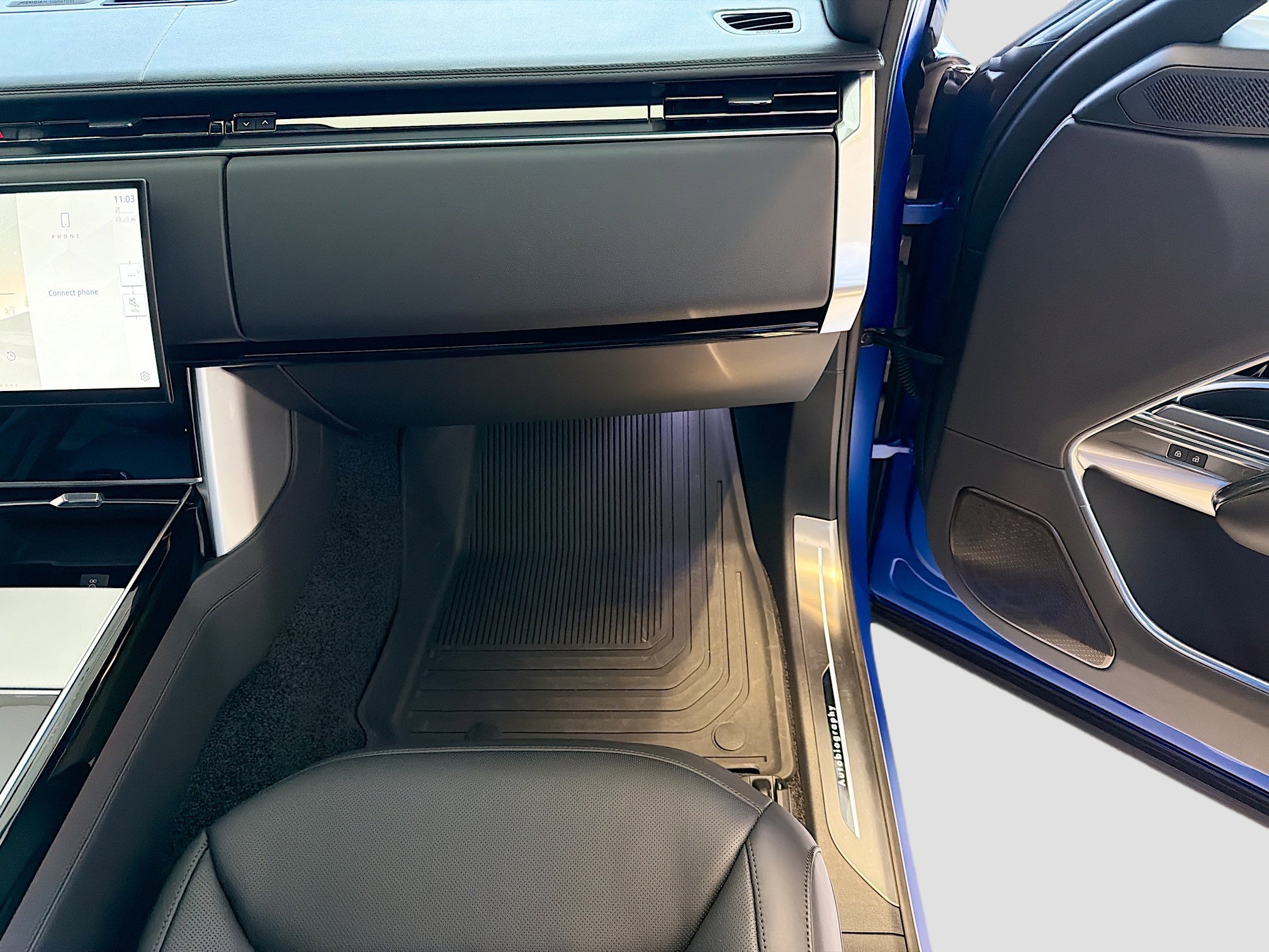 New 2026 Velocity Blue Satin Land Rover Autobiography image 15