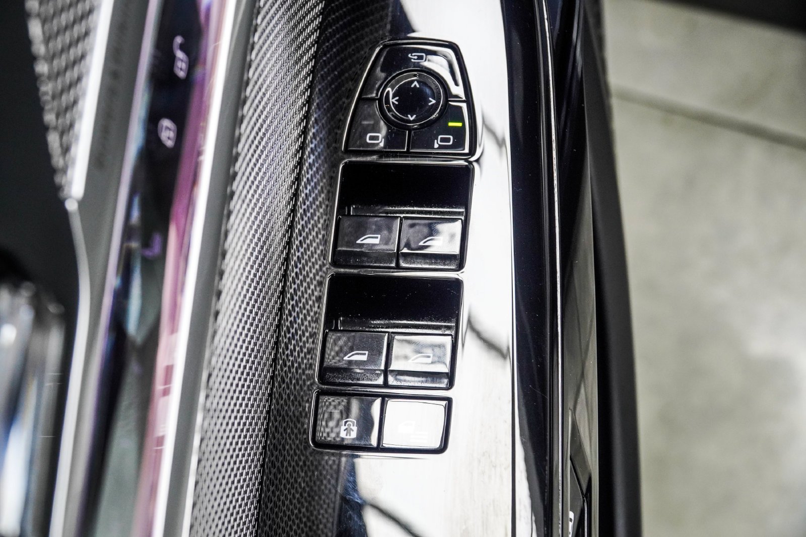 Used 2024 Black BMW 750e xDrive image 39