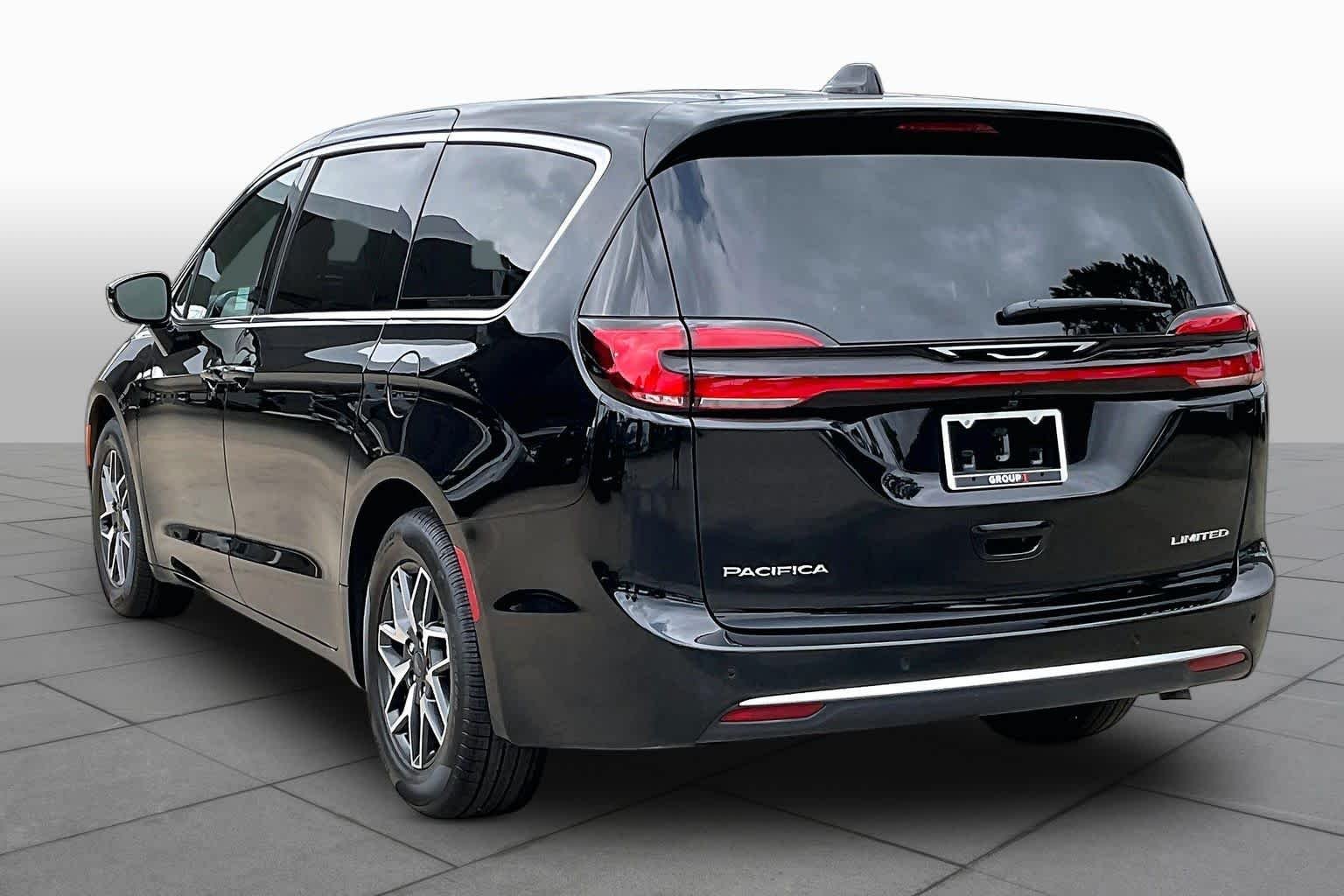 New 2027 Diamond Black Crystal Pearl-Coat Exterior Paint Chrysler Limited image 12