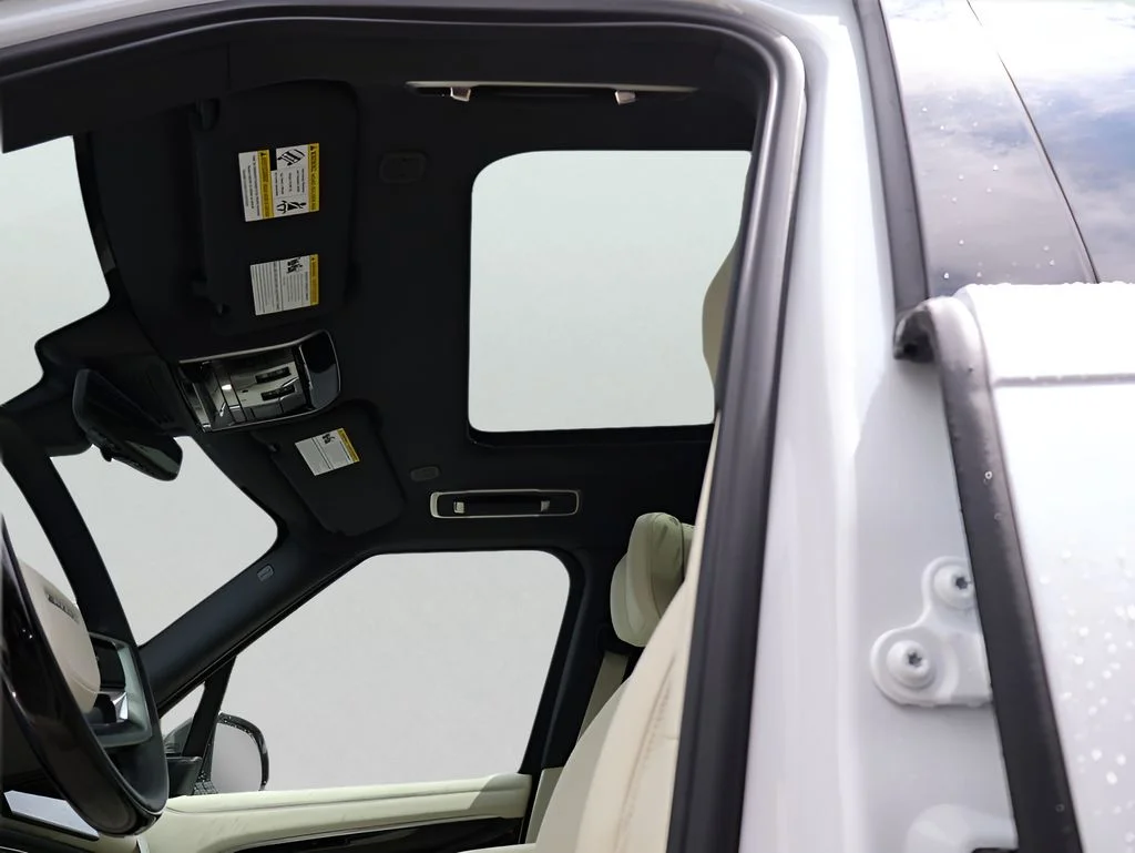 New 2026 Ostuni Pearl Wht Prem Met Land Rover Autobiography image 36