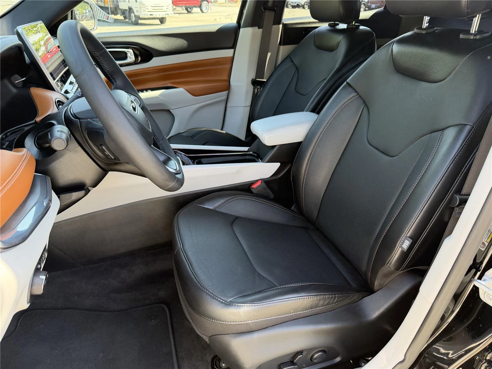 Used 2023 Diamond Black Crystal Pearlcoat Jeep Limited image 20