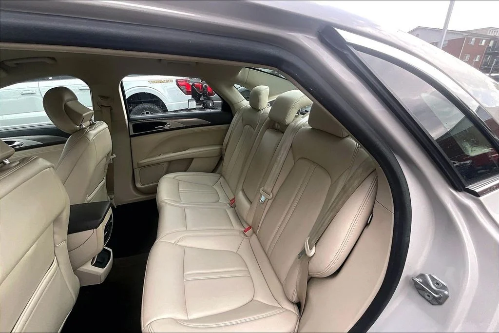 Used 2019 White Lincoln Standard image 24