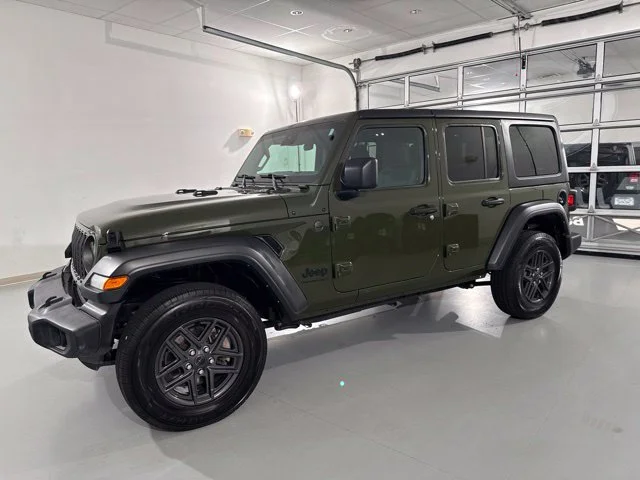 Used 2024 Green Jeep Sport S image 3