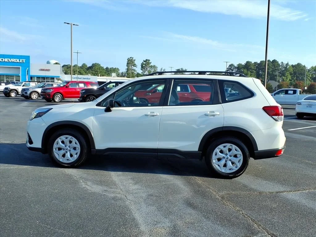 Used 2023 White Subaru  image 17
