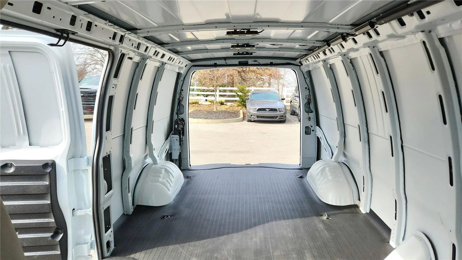 2025 Chevrolet Express Cargo Work Van - Photo 27
