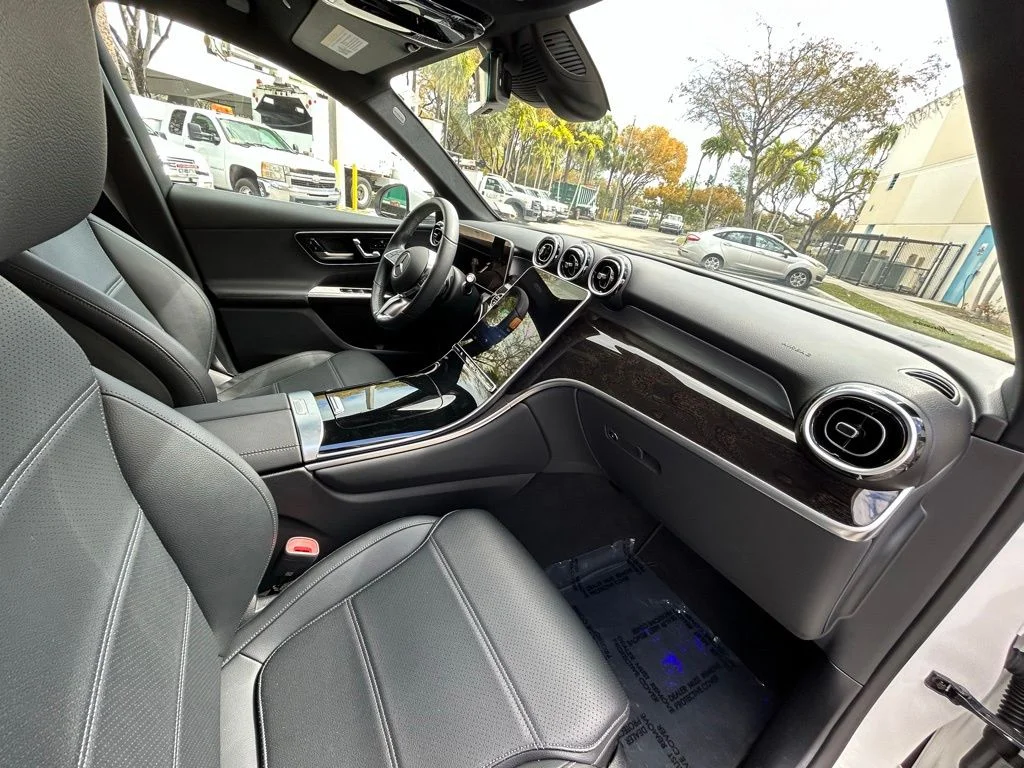 Used 2025  Mercedes-Benz GLC 300 image 32