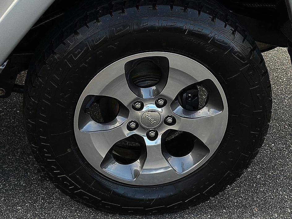 Used 2018 Billet Silver Metallic Clearcoat Jeep Sahara image 7