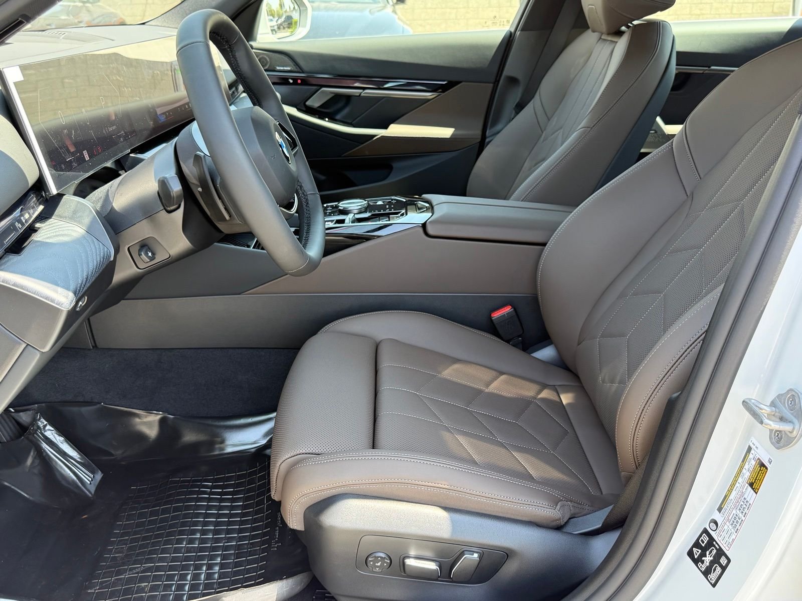 New 2027 Mineral White Metallic BMW 530i xDrive image 21