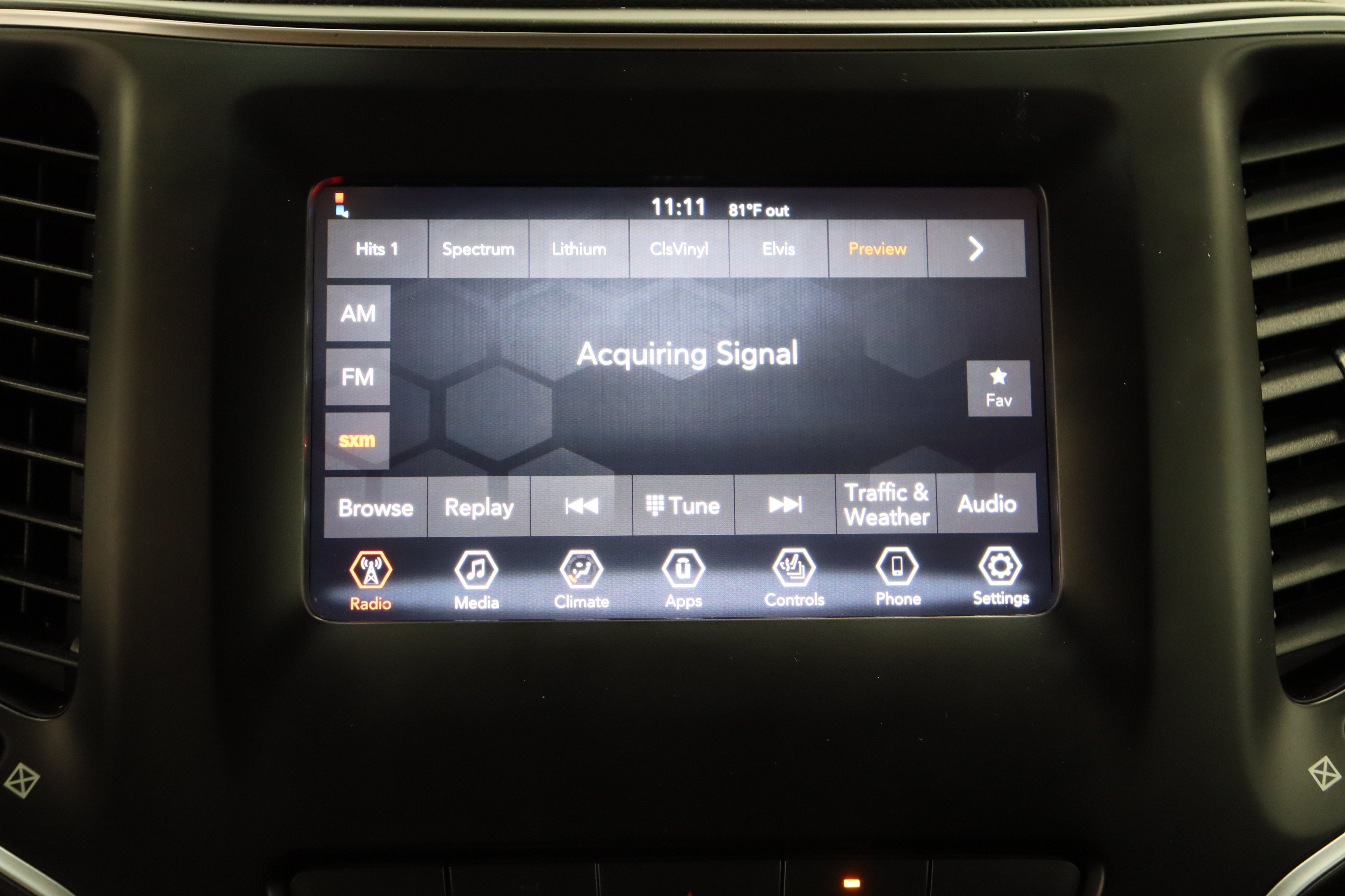 Used 2021 Diamond Black Crystal Pearlcoat Jeep Latitude Plus 2.4L image 19