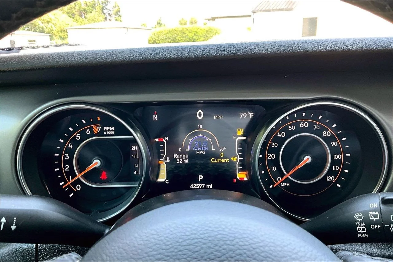 Used 2021 Gray Jeep Sport S image 10