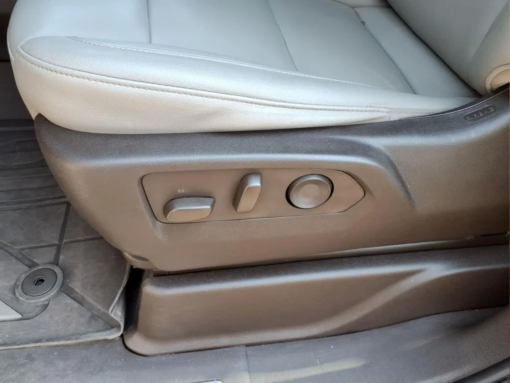 Certified Used 2022 White Chevrolet Z71 image 15