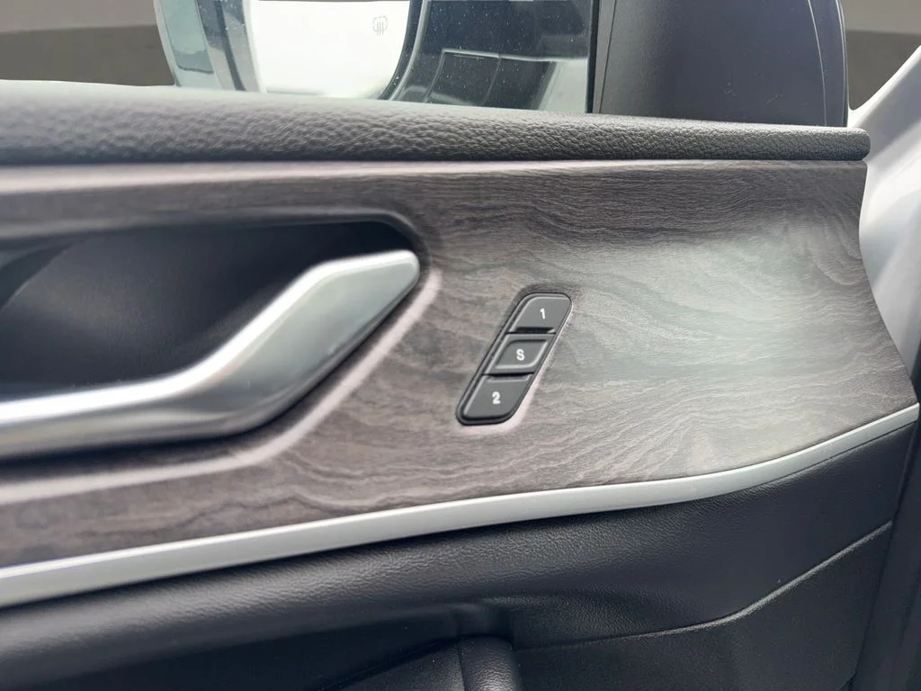 Used 2023 Silver Jeep Limited image 10