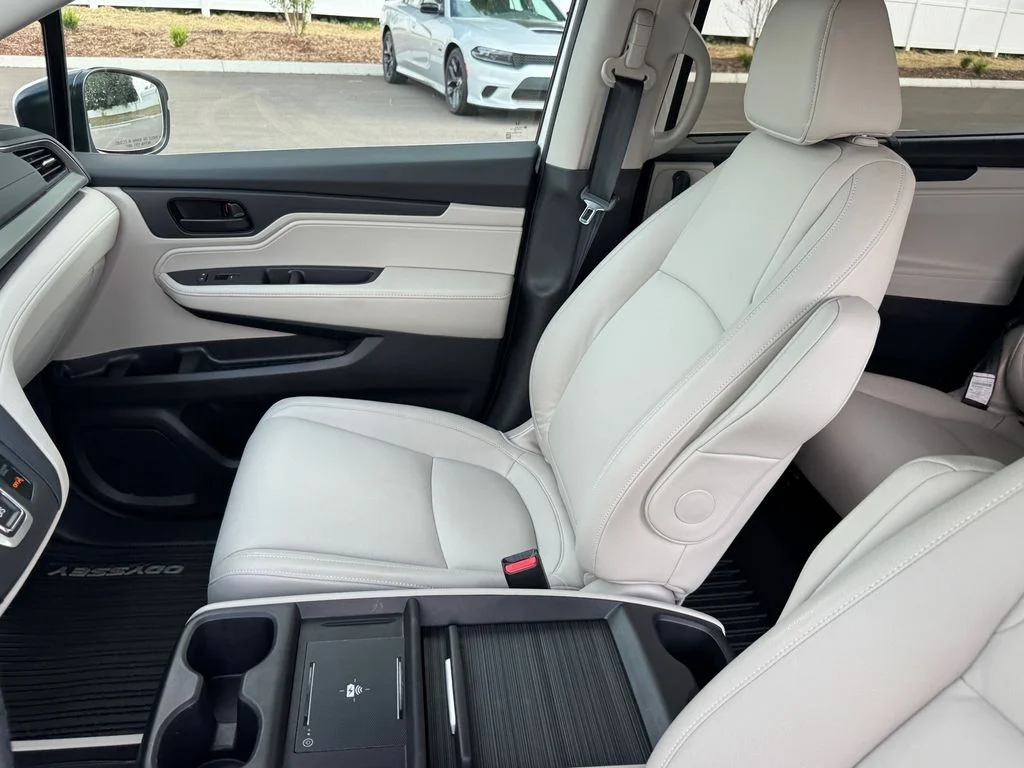 Used 2025 White Honda EX-L image 10