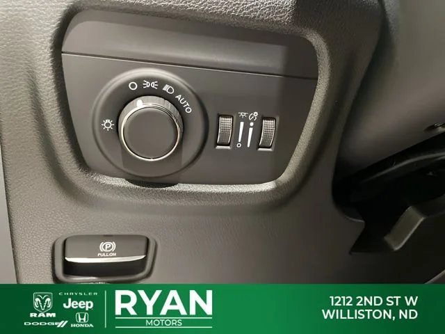 New 2026 Diamond Black Crystal Pearl-Coat Exterior Paint Jeep Laredo image 25