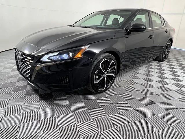 Used 2025 Black Nissan 2.5 SR image 3