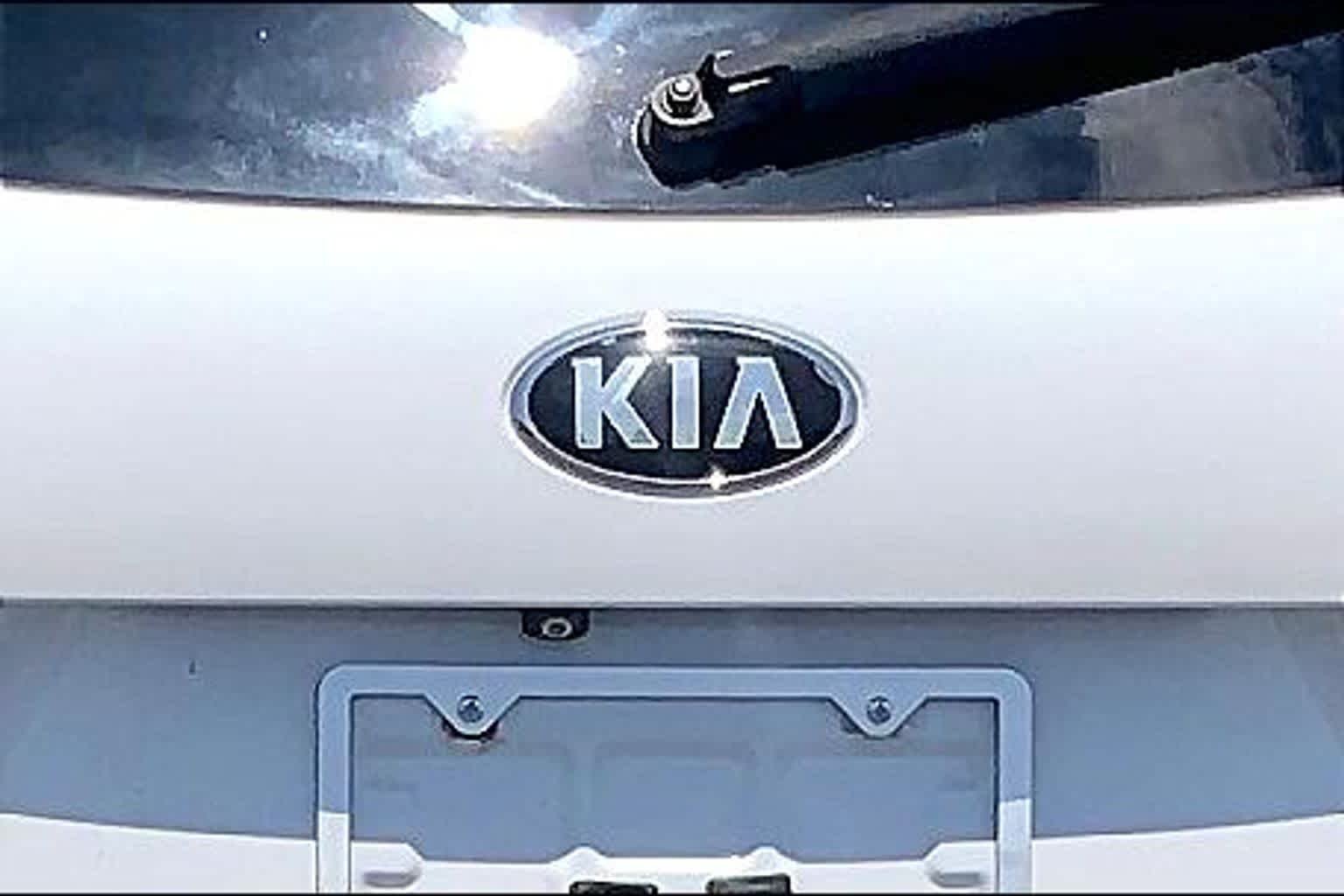 Used 2016 Snow White Pearl Kia LX image 31