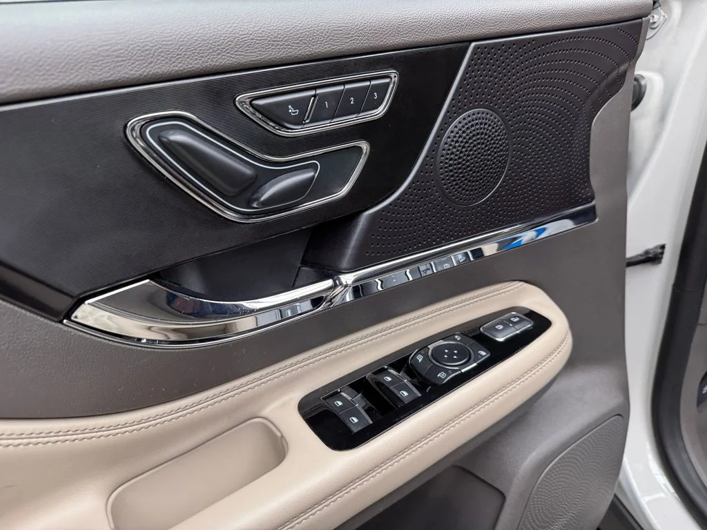 Used 2023 Pearl Metallic Lincoln Standard image 11