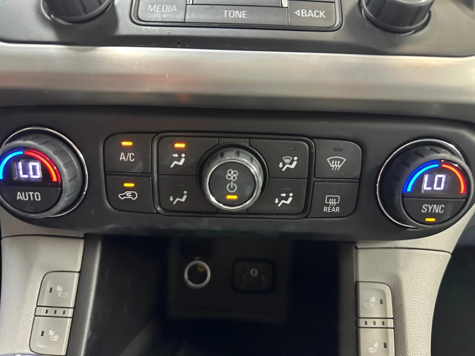 Used 2017 White Frost Tricoat GMC SLT image 18
