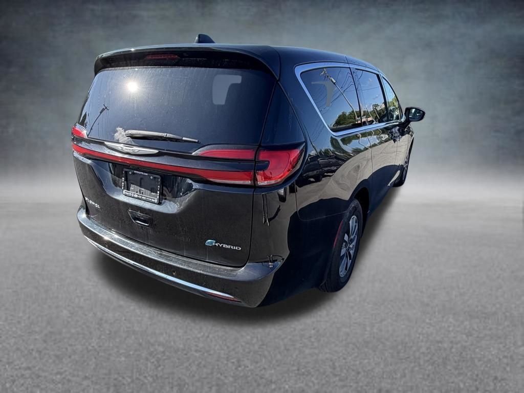 Used 2023 Black Chrysler Touring L image 5
