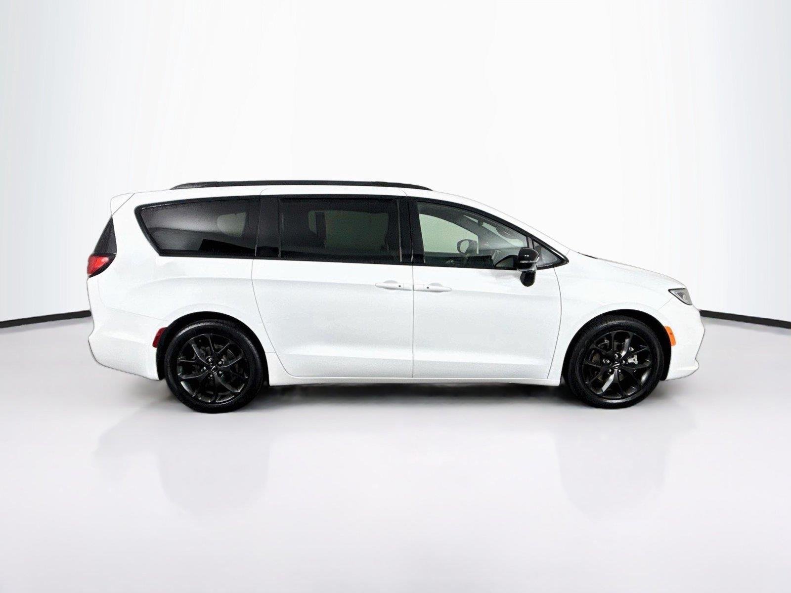 Used 2025 Bright White Clearcoat Chrysler Limited image 11