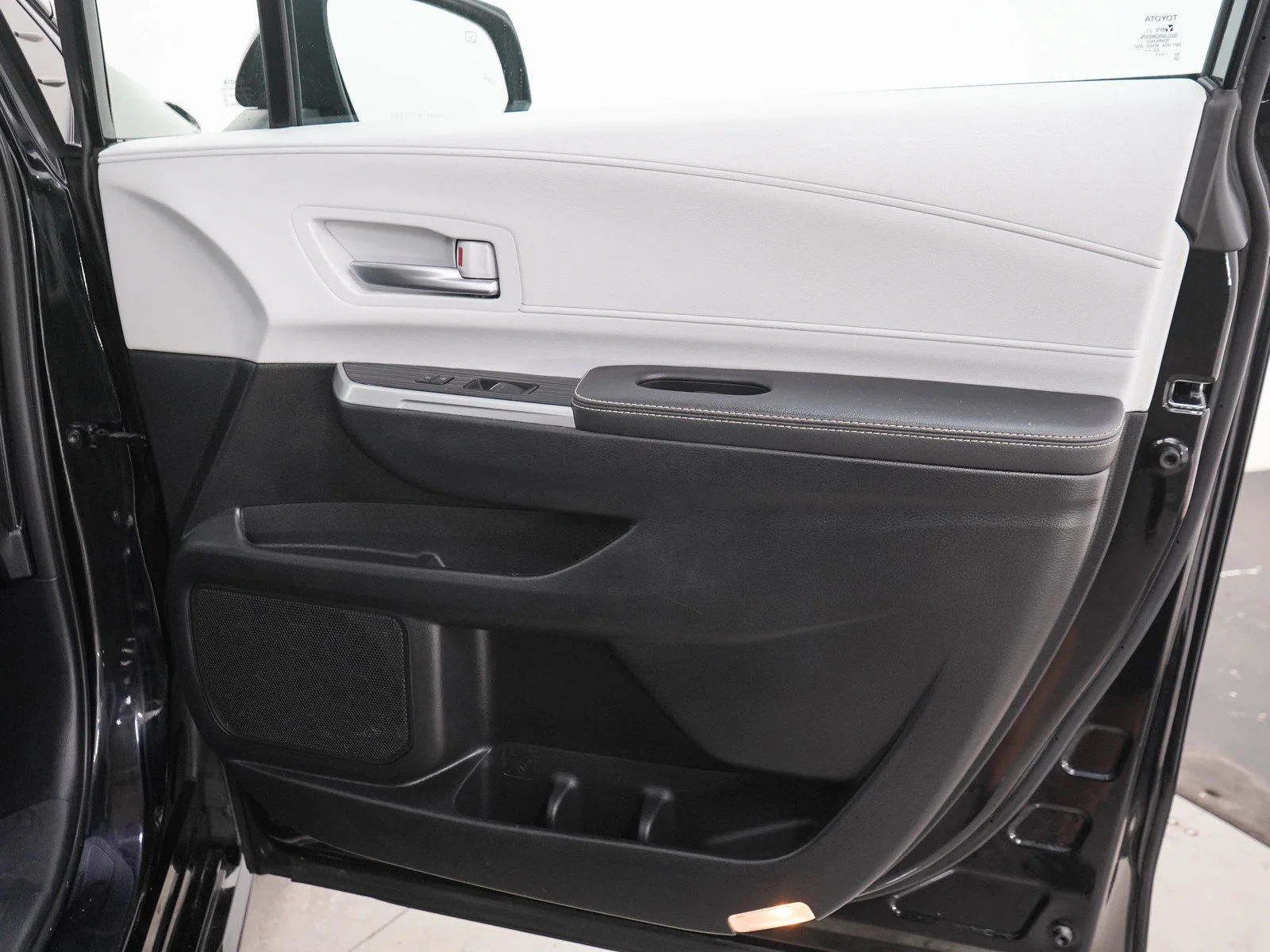 Used 2025  Toyota  image 12