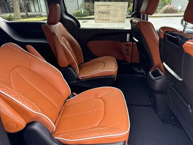 New 2026 Bright White Clear-Coat Exterior Paint Chrysler Pinnacle image 10