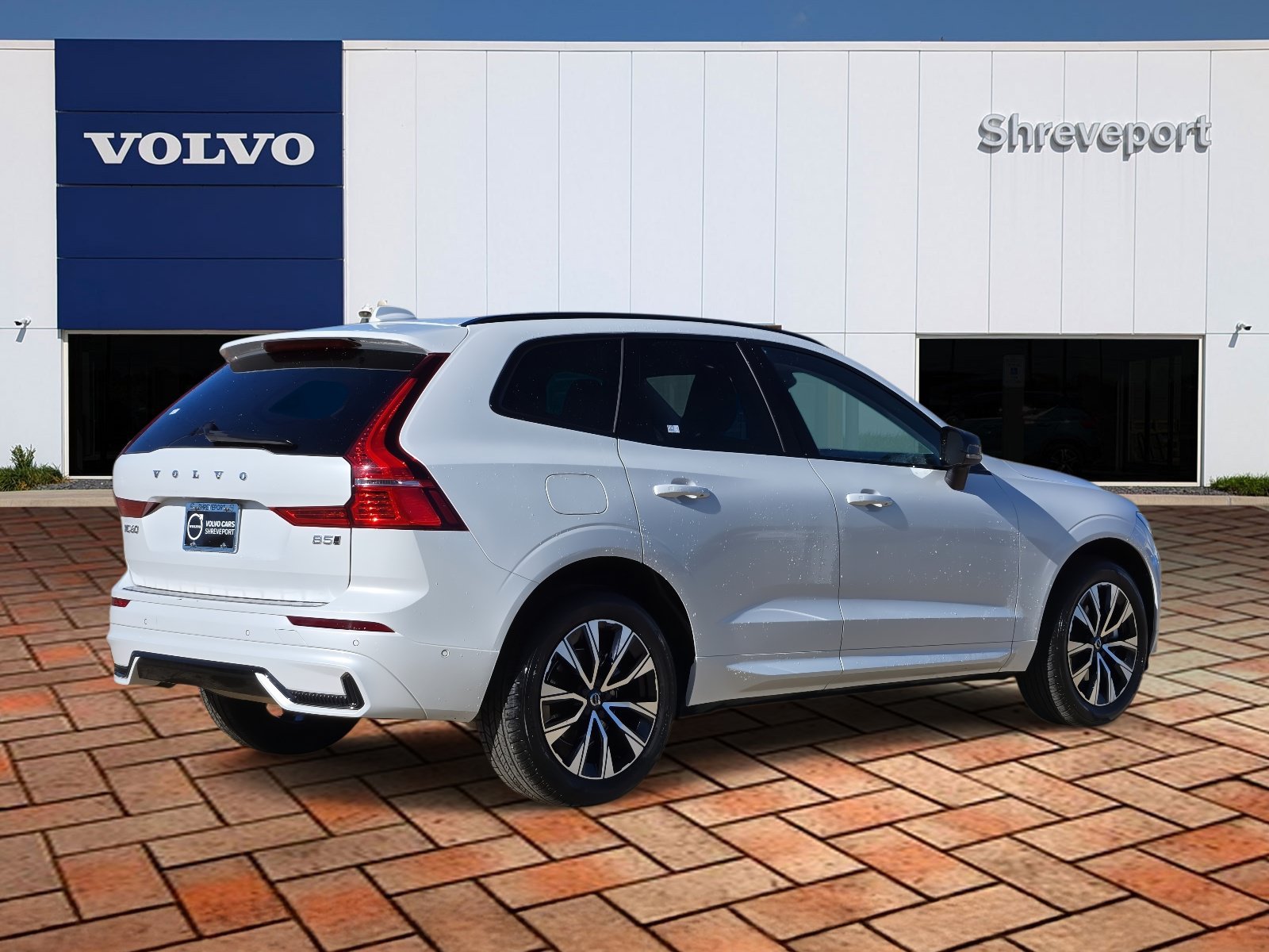 Used 2024 Crystal White Metallic Volvo Plus Dark Theme image 4