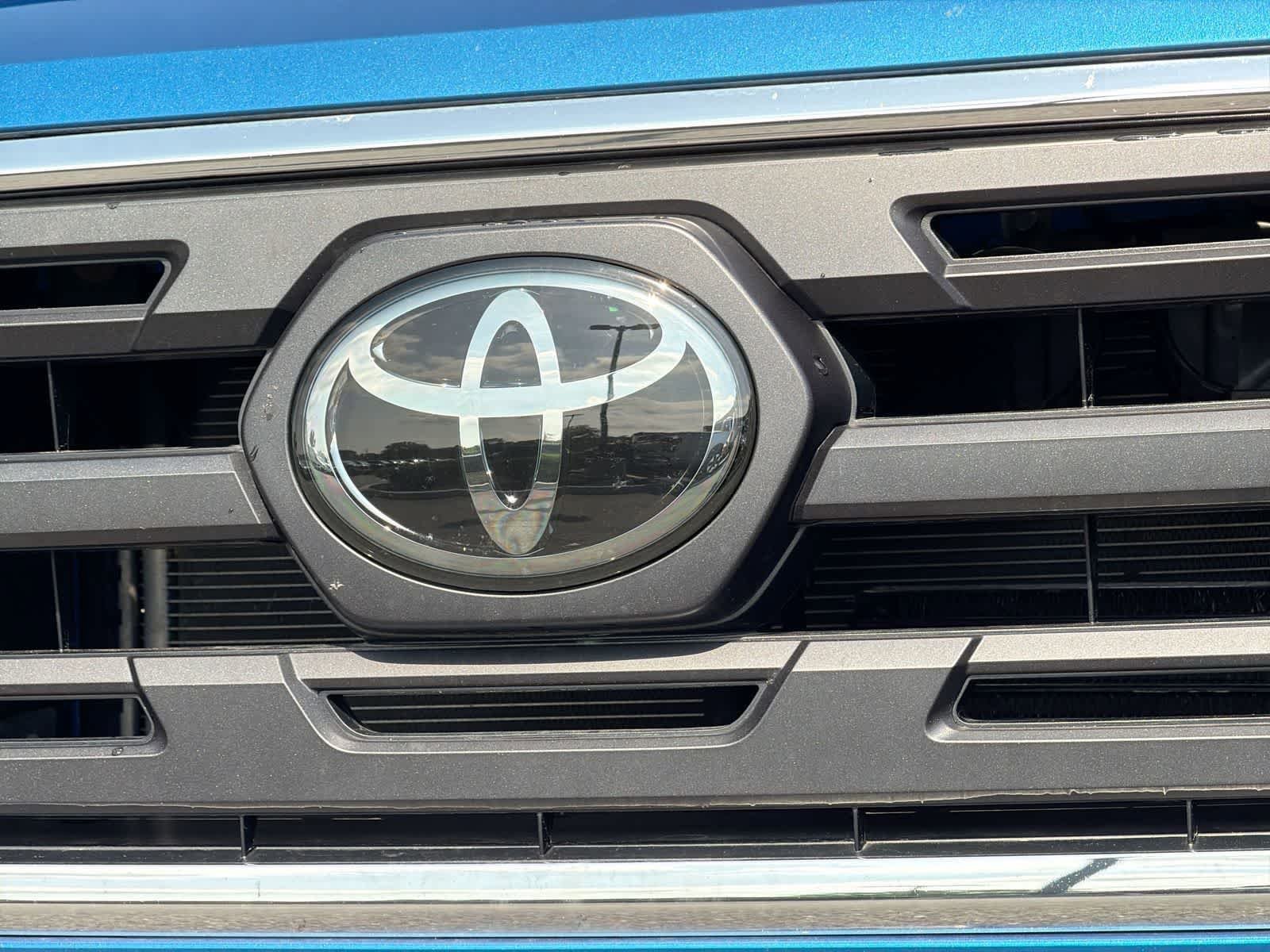 Used 2018 Blazing Blue Pearl Toyota SR5 image 12