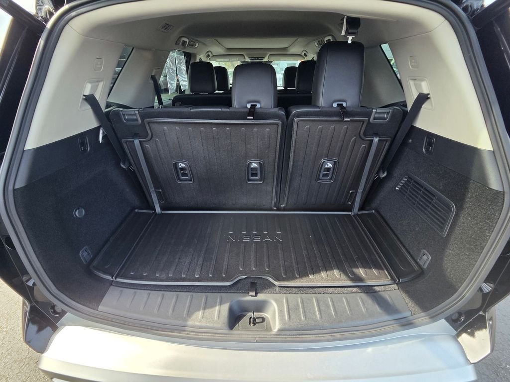 Used 2025 Black Nissan Platinum image 17