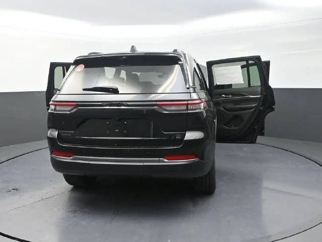 New 2026 Diamond Black Crystal Pearl-Coat Exterior Paint Jeep  image 33