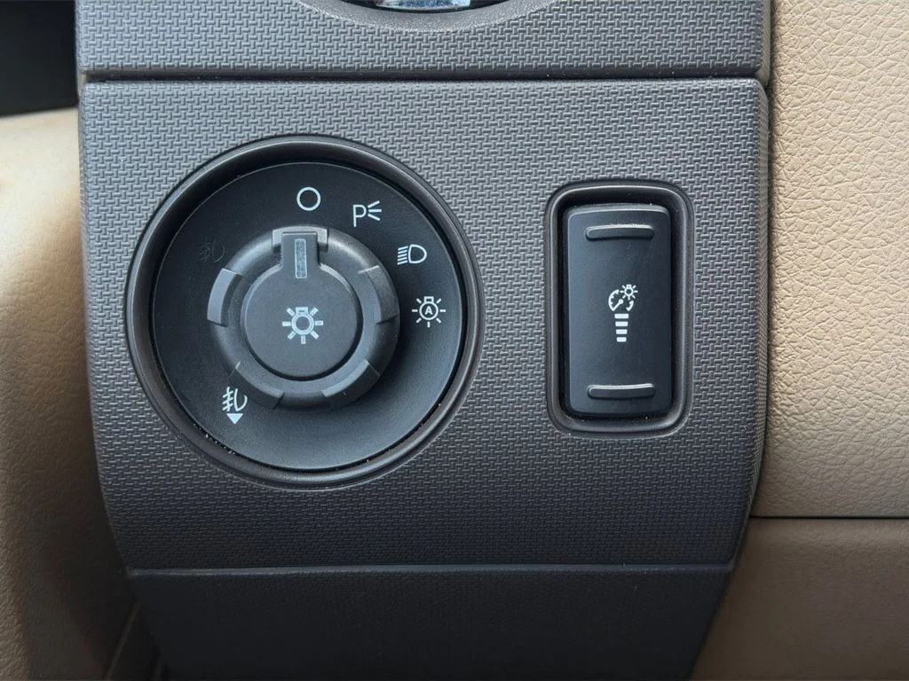 Used 2011 Black Ford XLT image 12