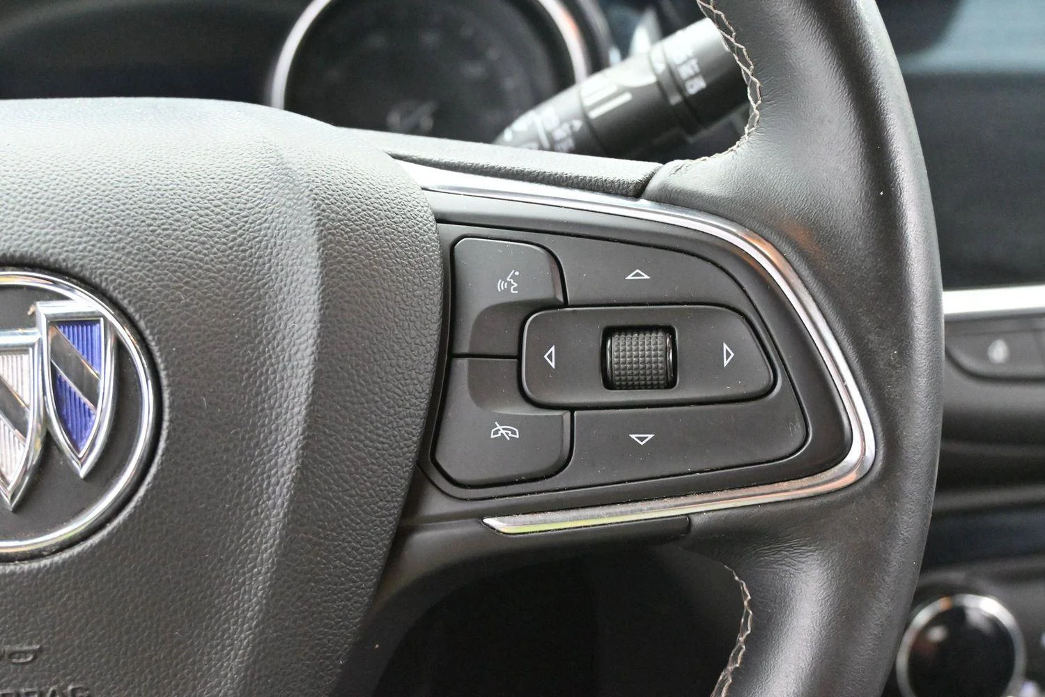 Used 2023 Rosewood Metallic Buick Preferred image 19