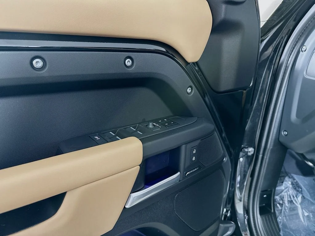 New 2026 Santorini Black Land Rover S image 23