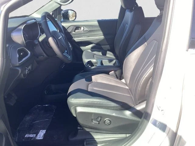 New 2026 Silver Mist Clearcoat Chrysler SELECT image 10