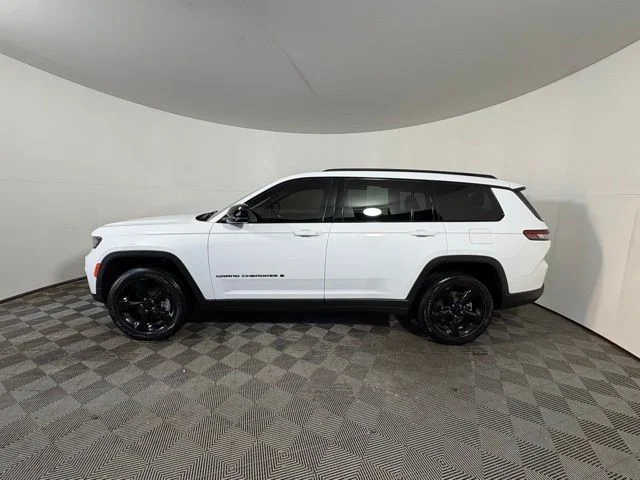 Used 2023 White Jeep Altitude image 4