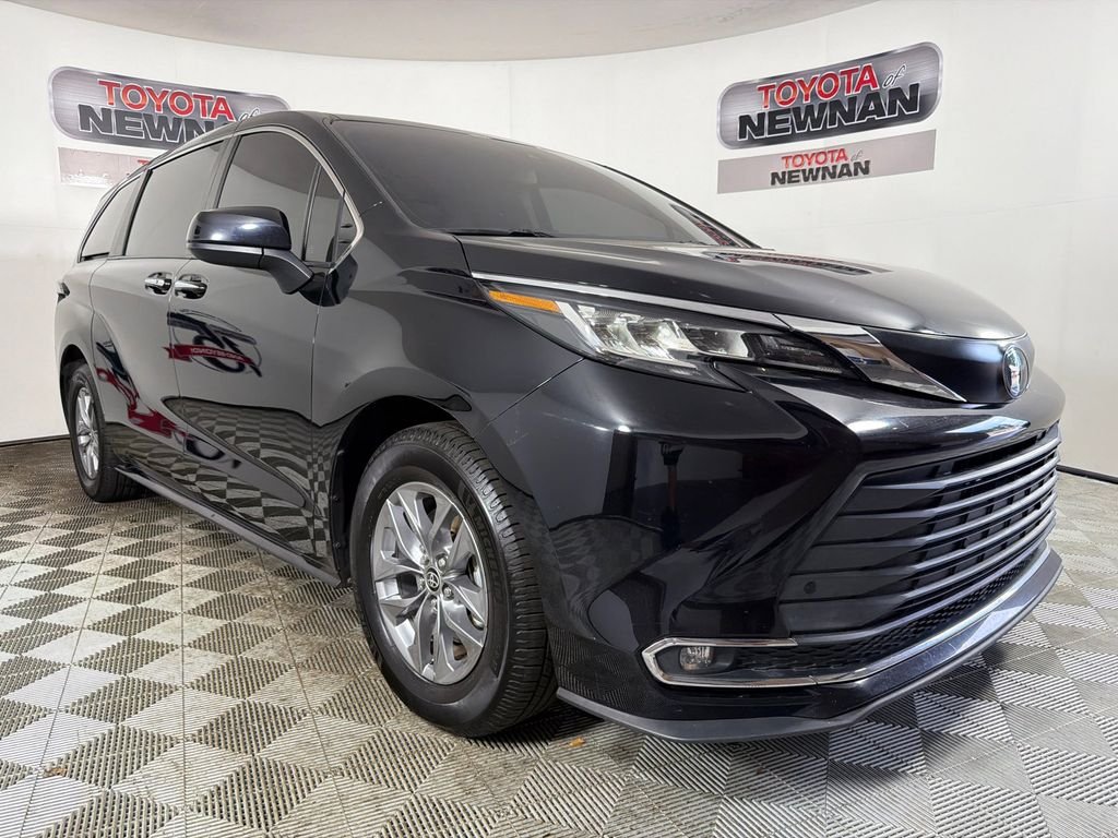 2022 Toyota Sienna XLE 7-Passenger Hybrid FWD's photo