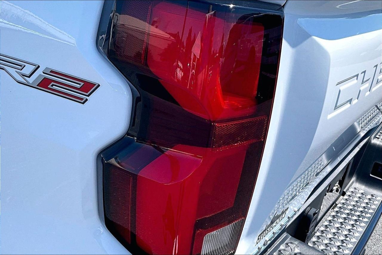 Used 2023 Summit White Chevrolet 4WD Crew Cab Short Box ZR2 image 26