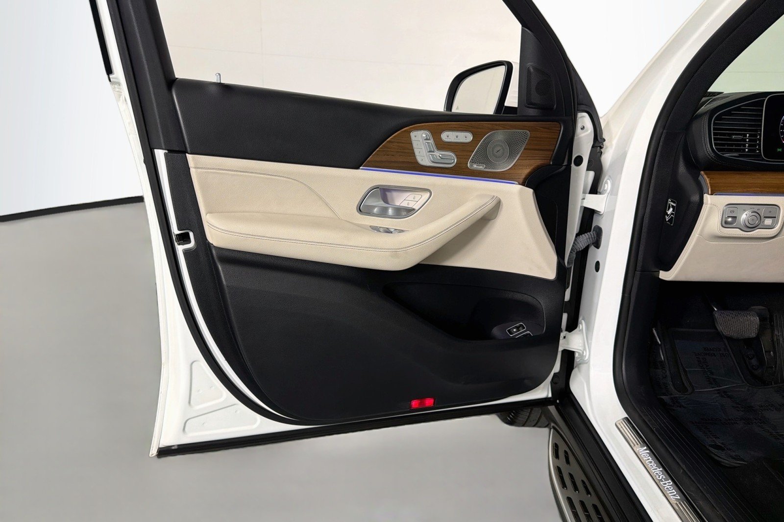 Certified Used 2024 MANUFAKTUR Diamond White Metallic Mercedes-Benz GLE 450e Plug-In Hybrid image 23