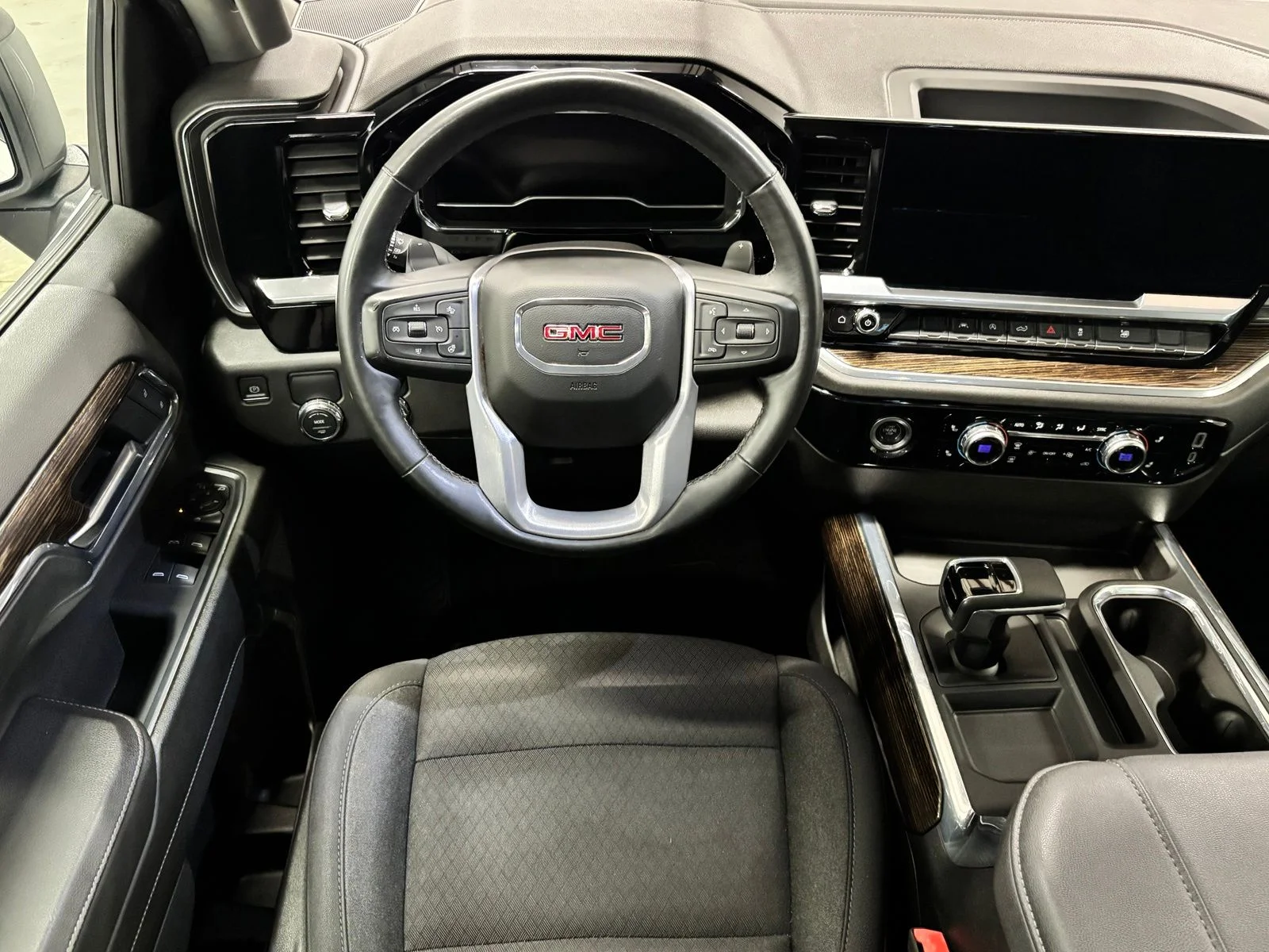 Used 2023 White GMC Elevation image 12