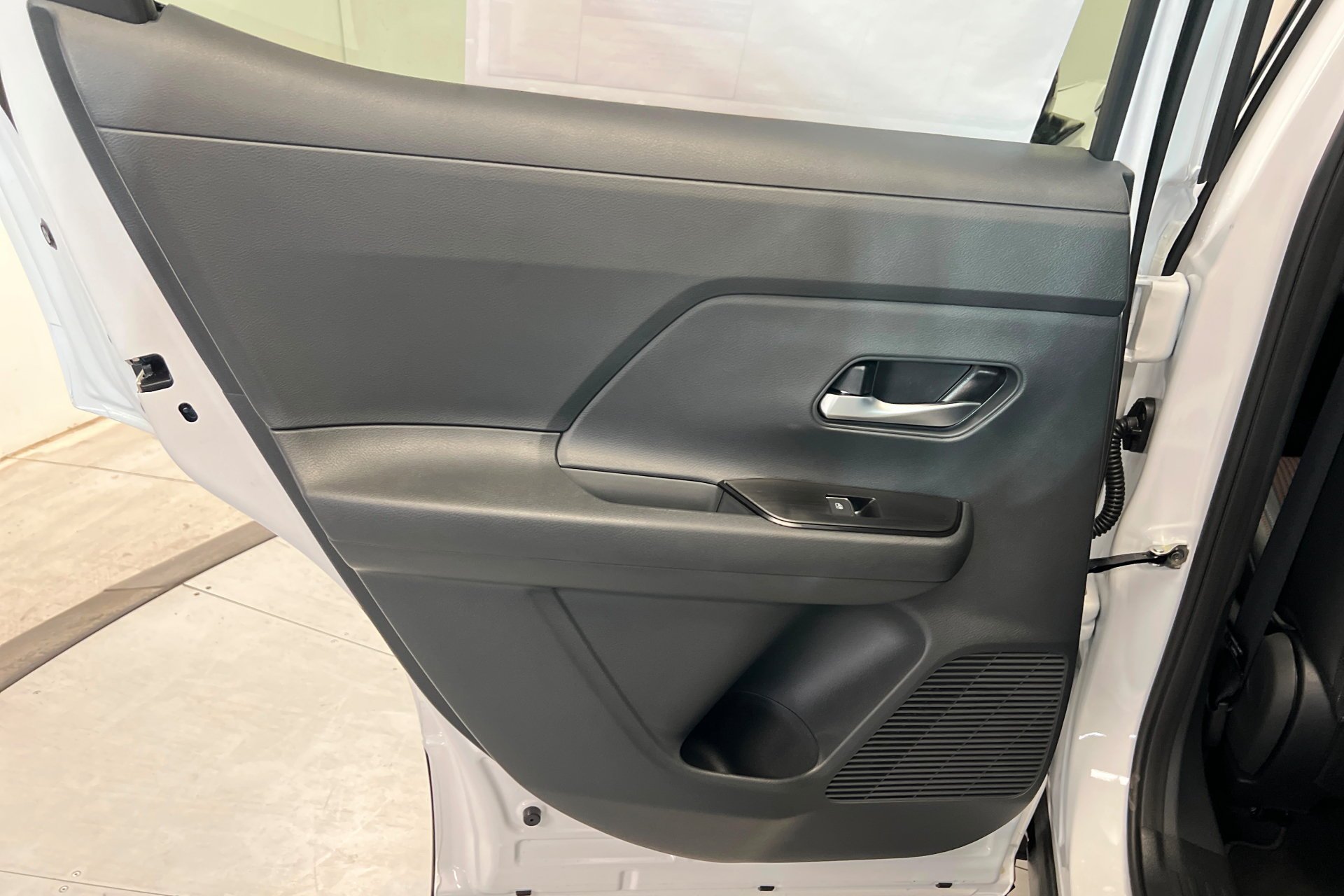 New 2026 Aspen White TriCoat / Super Black Two-tone Nissan SR image 19