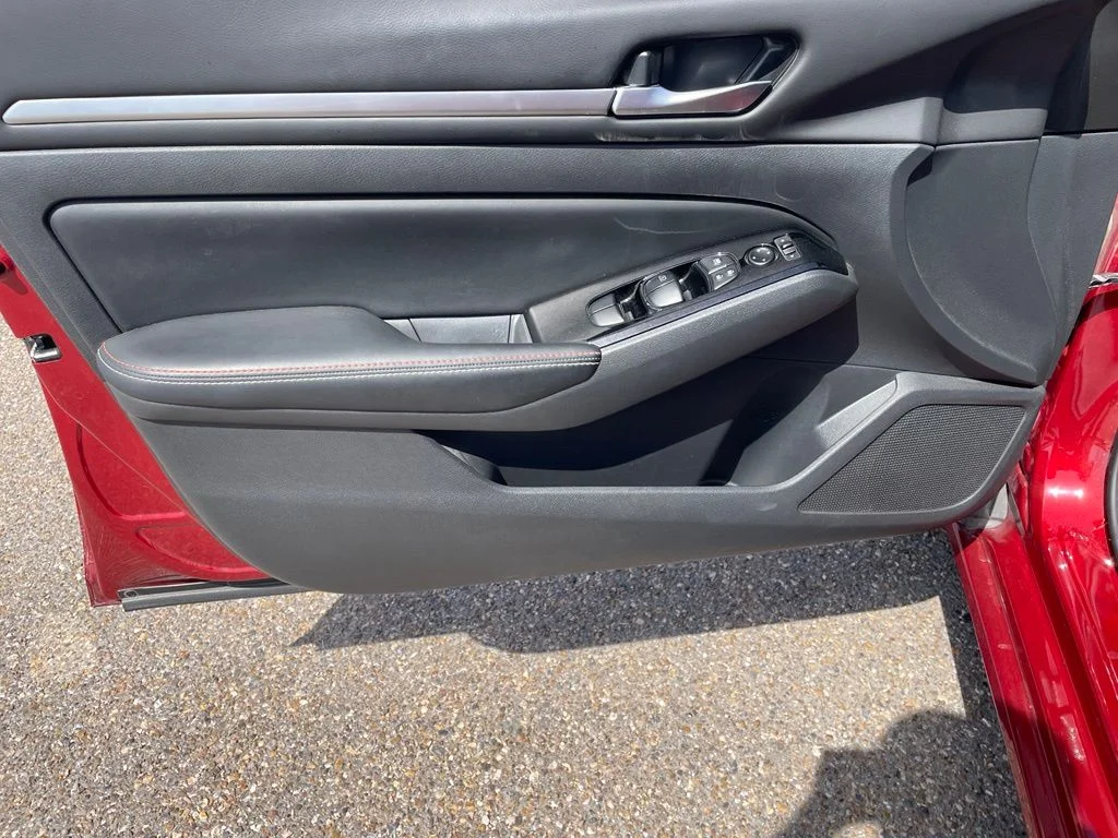 Used 2024 Red Nissan 2.5 SR image 9