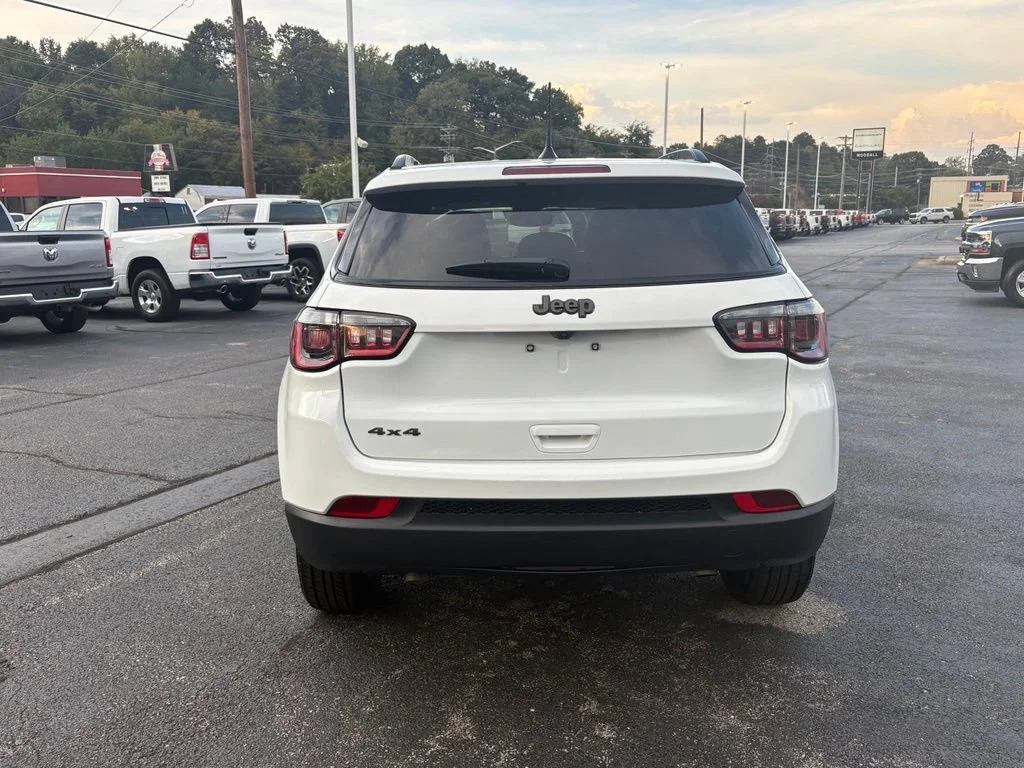 Used 2025 White Jeep Latitude image 6
