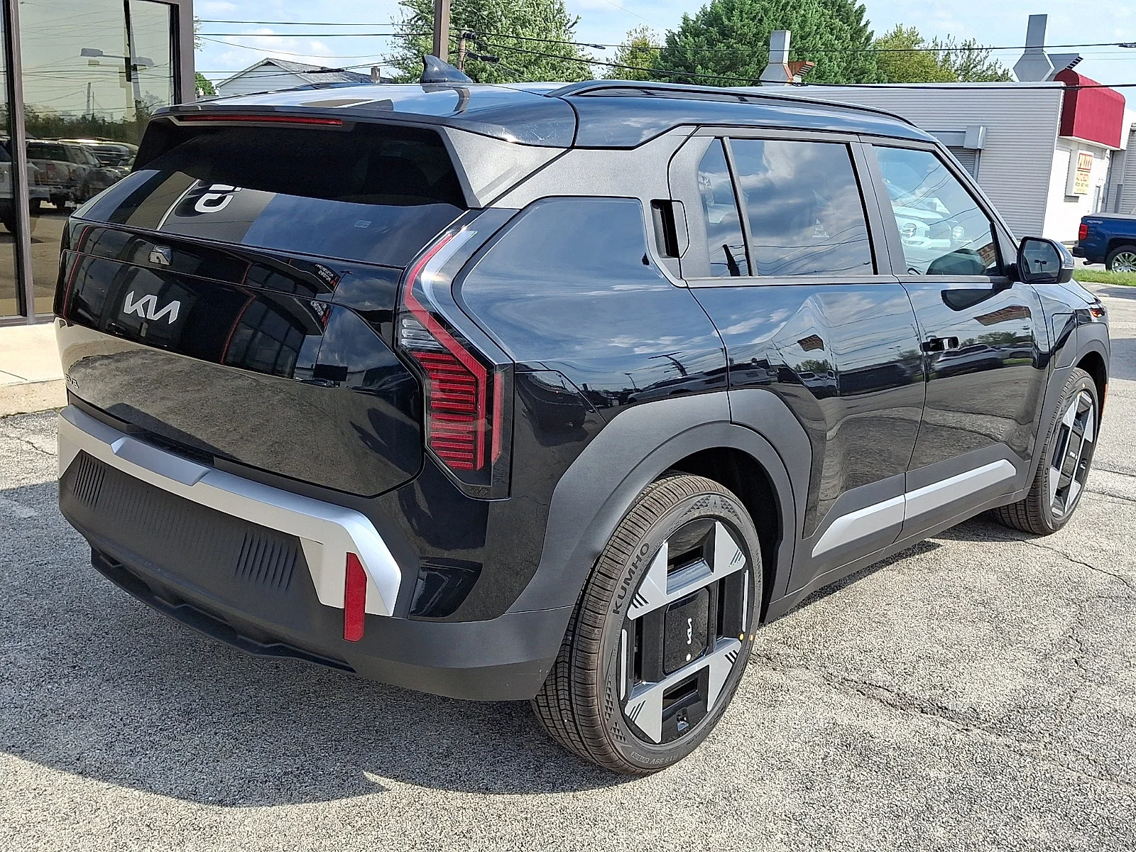 New 2027 Black Kia Wind image 7
