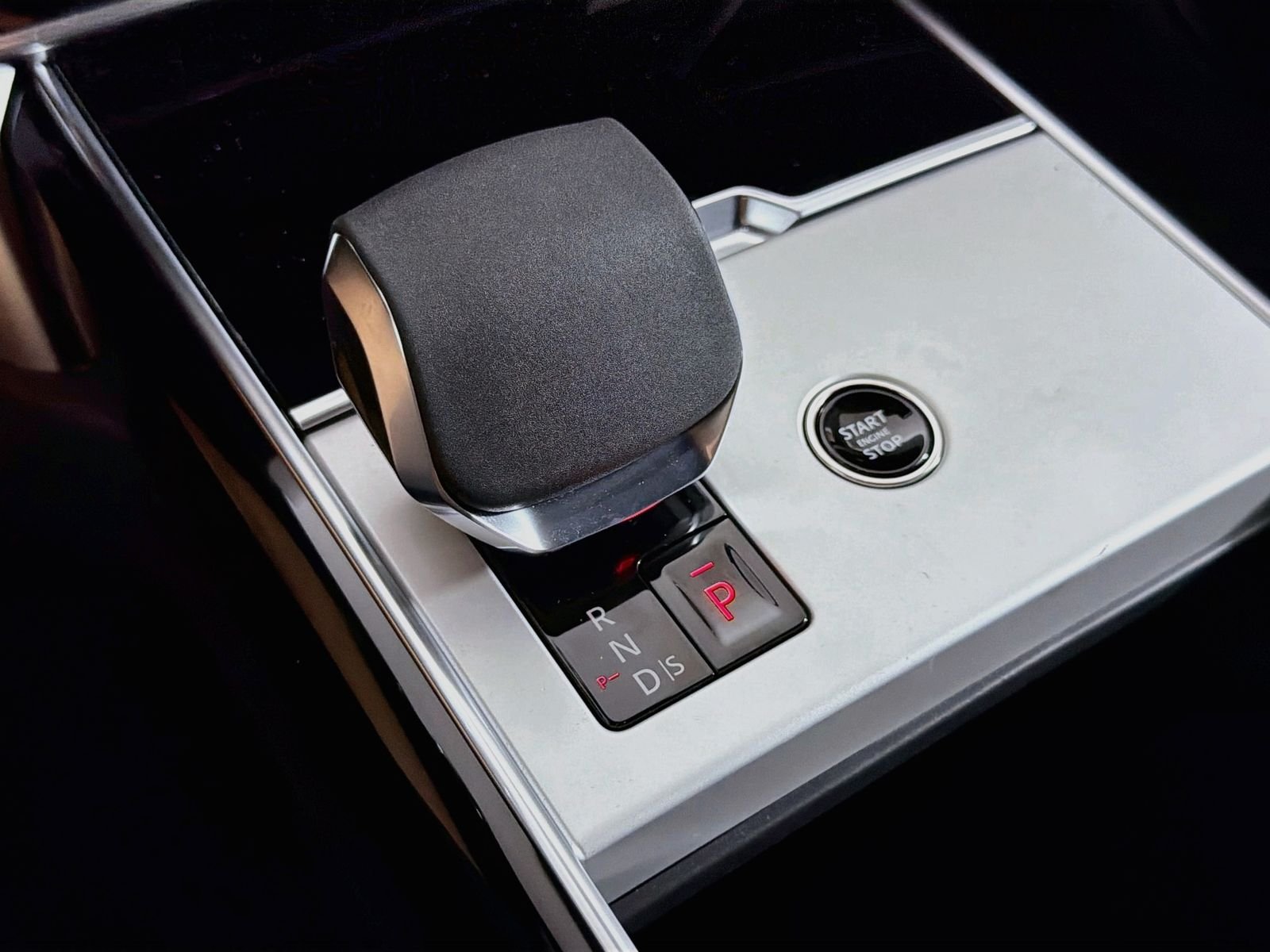 New 2026 Santorini Black Land Rover SE image 16