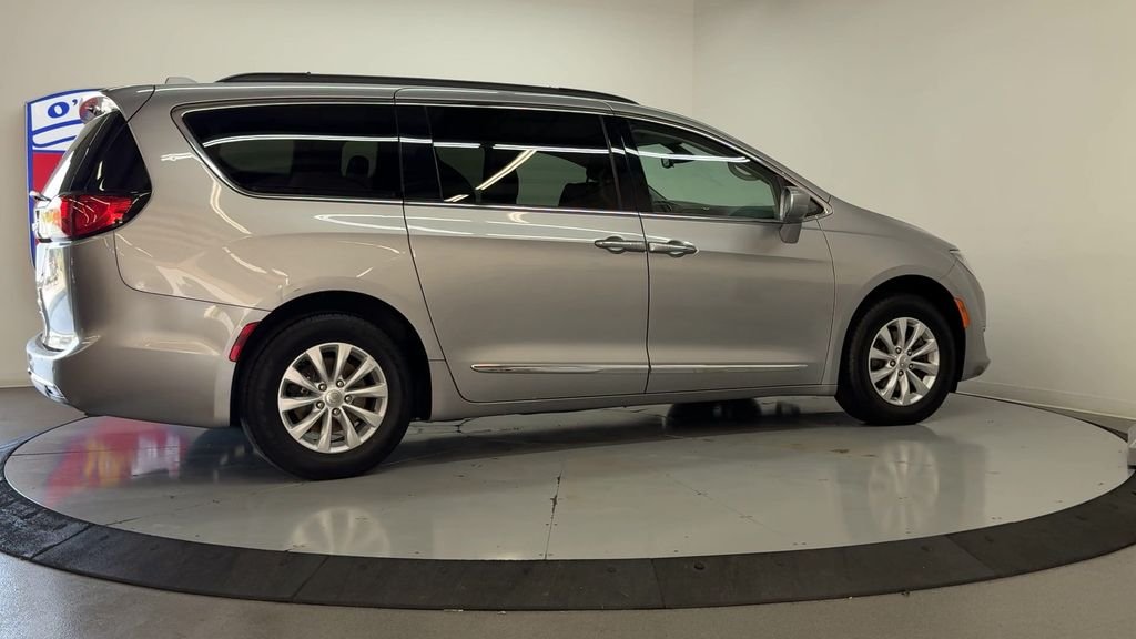 Used 2017 Billet Silver Metallic Chrysler Touring L image 4