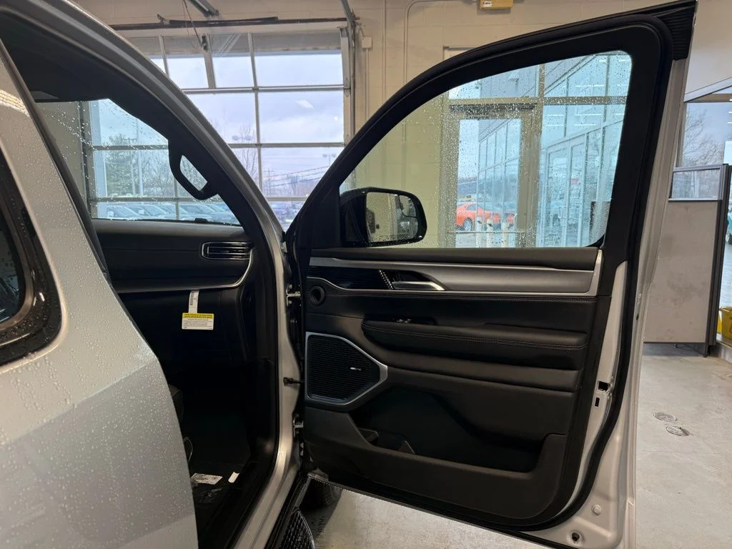 New 2026 Silver-Zynith Exterior Paint Jeep  image 18
