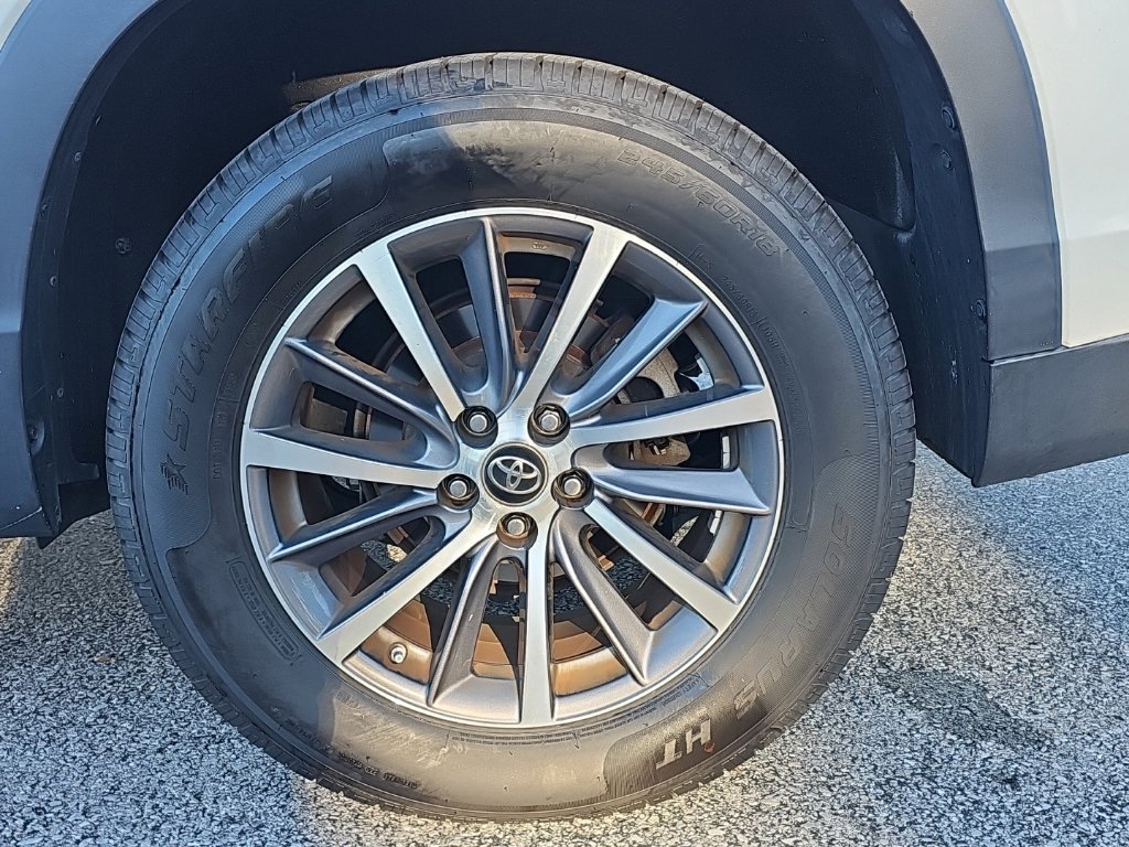 Used 2017 White Toyota XLE image 10